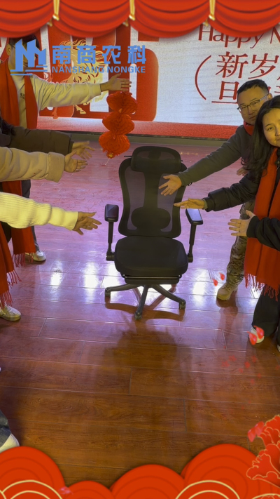 🎇 元旦快乐，温暖相伴 🎇时光匆匆，感恩 2025 年每一份支持与陪伴！从猪场到工厂，南商农科的成长，离不开每一位合作伙伴与家人的信赖！2026 年，我们将继续以贴心服务和硬核设备，陪您一路前行，养殖